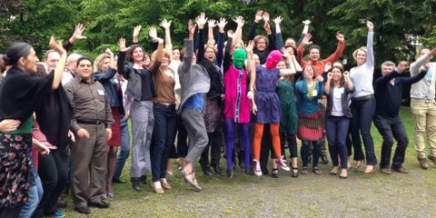 Rencontre entre deux membres du groupe Pussy Riot et les directeurs et directrices des sections européennes d'Amnesty, le 29 mai en Belgique. © AI