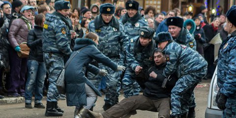 En février 2014, par exemple, la police dispersait violemment une manifestation suite au verdict du cas Bolotnaïa. © Denis Bochkarev / Amnesty International 