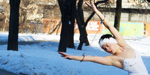 À Sotchi, une action artistique a tenté d'attirer l'attention sur les restrictions de la liberté d'expression dans le pays. © Denis Bochkarev & Genia Rakina