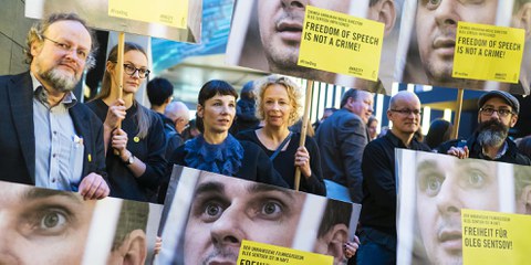 Les actrices Katja Riemann et Meret Becker s'engagent pour Oleg Sentsov lors de la Berlinale 2016. © Amnesty International / Henning Schacht