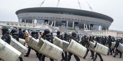 Formation de la police russe devant le stade Krestovsky à Saint-Pétersbourg. © tony_gl / Shutterstock.com