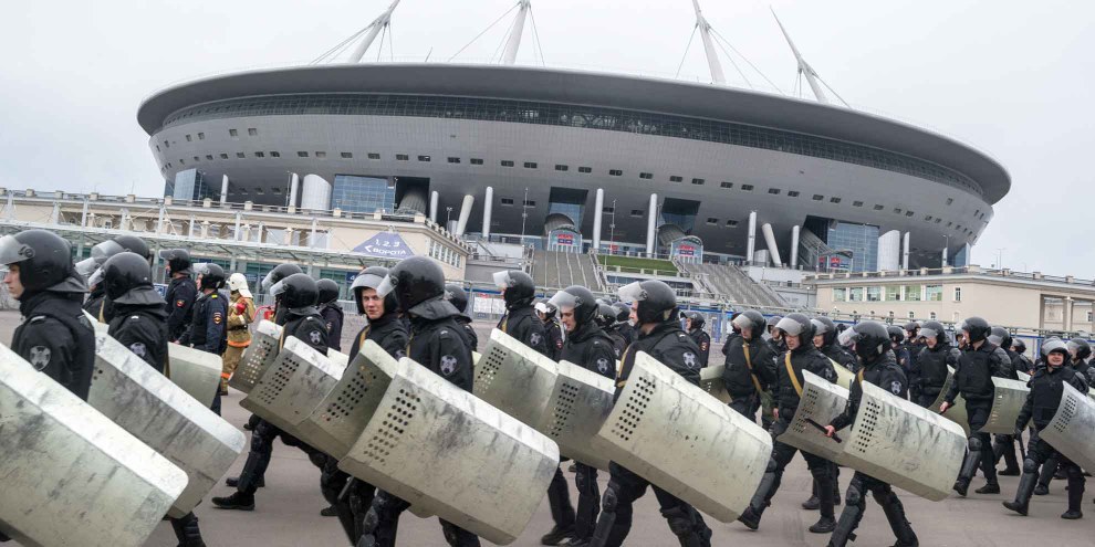 Formation de la police russe devant le stade Krestovsky à Saint-Pétersbourg. © tony_gl / Shutterstock.com