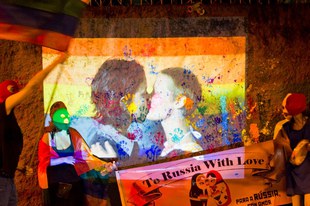 La vague de répression contre les gays et les lesbiennes se poursuit