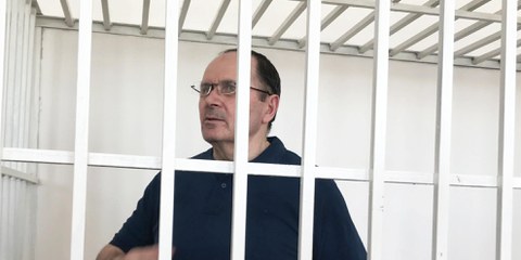 Oyub Titiev dans la salle d'audience. Il a dû assister au procès dans une cage, ce qui est courant dans la Fédération de Russie. © AI