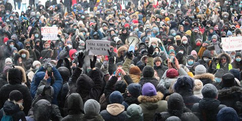 Malgré des températures frisant les -50 degrés, les manifestants russes ont été nombreux à demander la libération de l'opposant Alexei Navalny. Ici, lors d'une manifestation non autorisée le 23 janvier à Perm city. © Shutterstock/Baba Mora