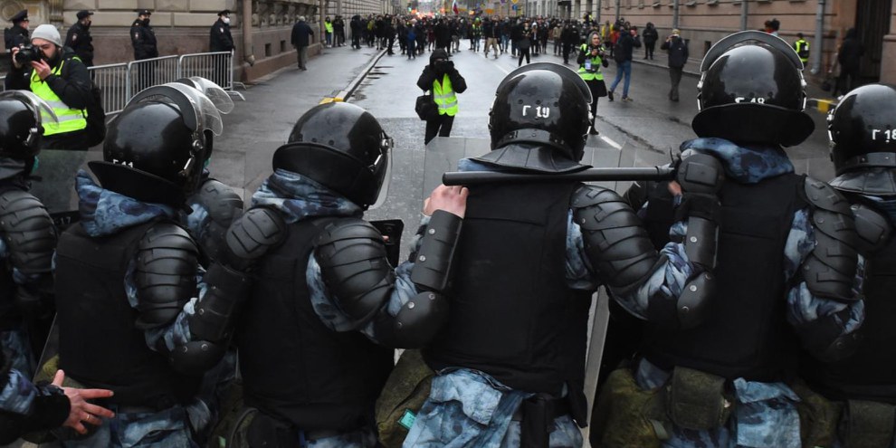 Au centre de Saint-Pétersbourg, le 21 avril 2021, la police anti-émeute russe bloque une rue pendant un rassemblement en soutien à Alexei Navalny, qui a critiqué le Kremlin. © Olga Maltseva/Contributor