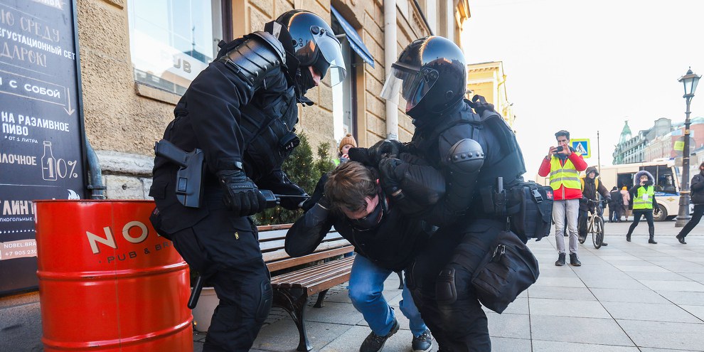 Un manifestant contre la guerre en Ukraine est arrêté à Saint-Pétersbourg le 3 juin 2023 © 2022 SOPA Images