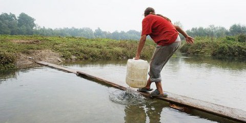 Une enfant Rom récolte chaque jour pour sa famille de l'eau provenant d'un ruisseau sale près de Dobruška, en Slovénie (septembre 2010). © Arne Hodalič 