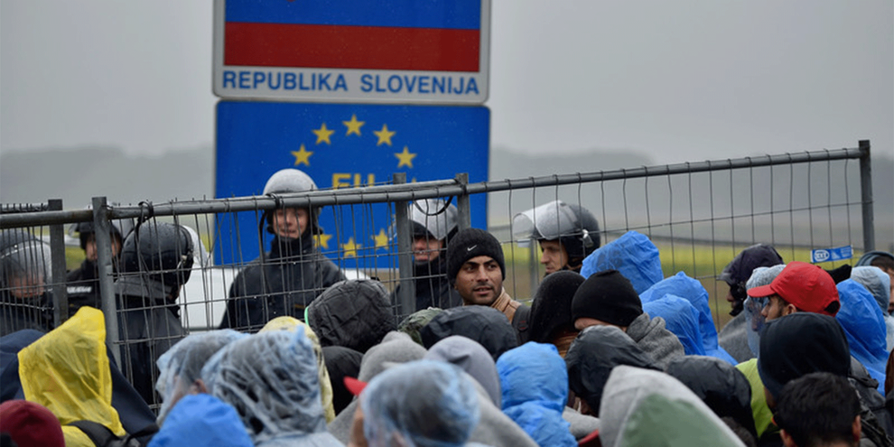 La police slovène a commencé peu à peu à laisser passer les arrivants le 19 octobre, en accordant la priorité aux familles. © Getty Images