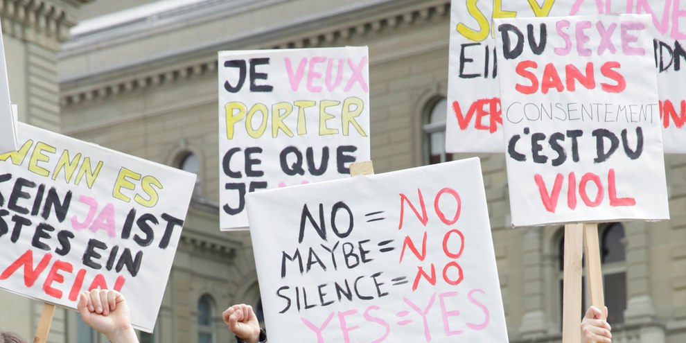 Comme en Slovénie, d'autres pays européens réforment leur définition pénale des violences sexuelles. Affiches de la campagne, en Suisse.  © AICH