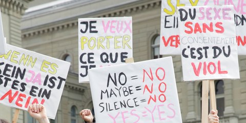 Comme en Slovénie, d'autres pays européens réforment leur définition pénale des violences sexuelles. Affiches de la campagne, en Suisse.  © AICH