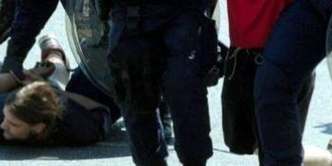 Certaines formes de contrainte utilisées par la police peuvent être très dangereuses,notamment le menottage d’une personne avec le visage plaqué contre le sol © Keystone