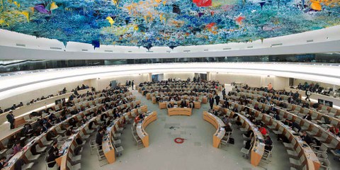 Tous les quatre ans et demi, les États membres des Nations unies sont interrogés sur la manière dont ils respectent les droits humains, un mécanisme du Conseil des droits de l'homme appelé Examen Périodique Universel (EPU). Ils doivent répondre aux questions de leurs pairs, qui formulent également des recommandations. © UN Photo