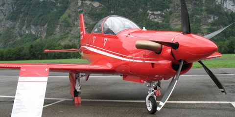 Pilatus soutient la formation des pilotes de combat en Arabie saoudite, aux Émirats Arabes Unis et dans d'autres pays avec des avions d'entraînement et des simulateurs. © wikimedia / Hb-mfb
