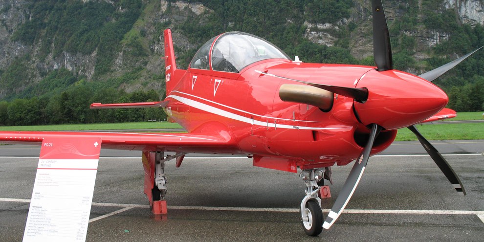 Pilatus soutient la formation des pilotes de combat en Arabie saoudite, aux Émirats Arabes Unis et dans d'autres pays avec des avions d'entraînement et des simulateurs. © wikimedia / Hb-mfb