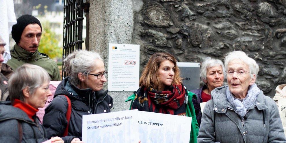 Anni Lanz (à droite) lors d'un rassemblement pour la dépénalisation de la solidarité. © AICH