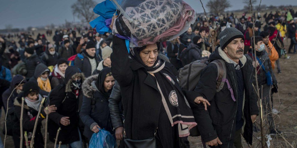 Les réfugiés qui espéraient venir en Europe et obtenir l'asile sont maintenant coincés à la frontière sous le froid et la pluie. ©Agence Anadolu via Getty Images