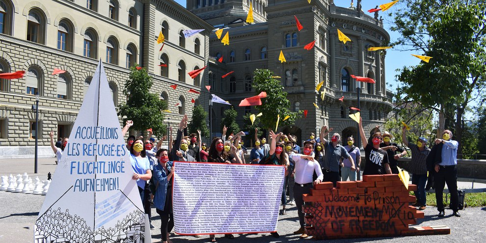 Remise de la pétition et vol d'avions en papier à Berne, le 23 juin 2020: Une pétition ayant récolté 50'000 signatures demande à ce que la Suisse fasse plus pour les réfugié·e·s des îles grecques.  © Amnesty International