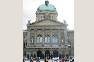 Les organisations suisses de défense des droits humains demandent des ressources suffisantes après la décision positive du Conseil national