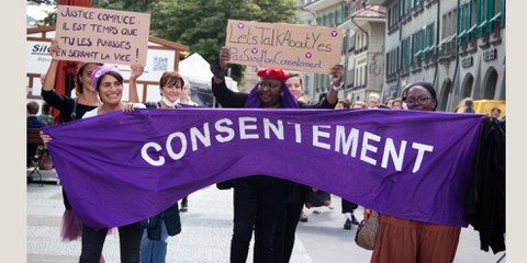 Action OpenMic pour inscrire le consentement dans le code pénal en matière sexuelle à Waisenhausplatz, Berne, 31 août 2021. © Amnesty Suisse