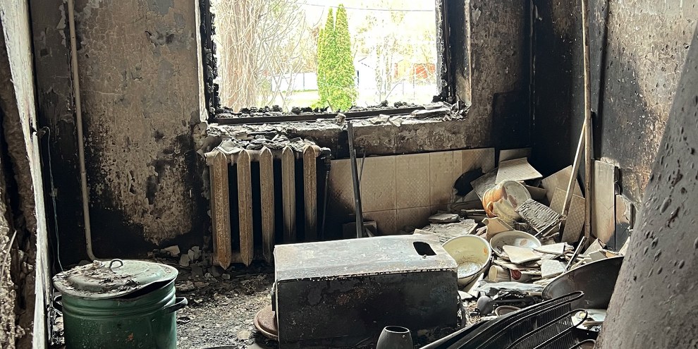Un salon détruit dans le bâtiment 359 à Borodjanka, avril 2022 © Amnesty International