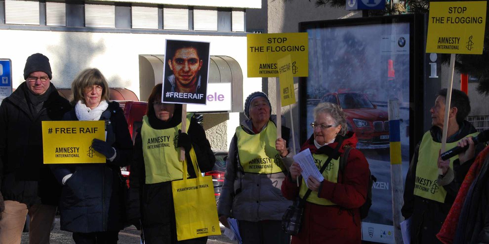 Amnesty exige que les droits humains deviennent les priorités du WEF. En 2015, des membres de l'ONG avaient manifesté pour la libération de Raif Badawi. ©  Amnesty International