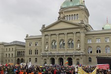 Une nouvelle restriction du droit de manifester inadmissible!
