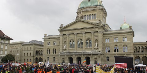 On ne retrouvera pas la vue des personnes rassemblées pour manifester sur la place fédérale jusqu'au fêtes de Noël. Le conseil communal de Berne a en effet annoncé qu'il n'autorisera plus de manifestations d'ampleur et de cortèges jusqu'au 24 décembre. © Amnesty Suisse
