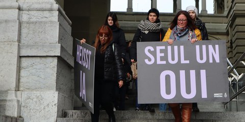 Des activistes d'Amnesty et des représentantes d'organisations de personnes concernées après la remise des 40 000 signatures de la pétition pour «Seul un oui est un oui». © Hüseyin Aydemir / Amnesty International Suisse
