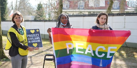 Remise d'une pétition demandant la fin de la guerre en Ukraine devant l'ambassade de Russie à Berne, mars 2022. Cette action a valu une amende à une collaboratrice d'Amnesty. © Amnesty International