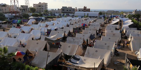 Dès le début de l'intensification du conflit, l'UNRWA a installé des structures pour accueillir les Palestinien·ne·x·s en quête de refuge, comme ici à Khan Yunis, dans le sud de la bande de Gaza, le 19 octobre 2023. © Majdi Fathi/NurPhoto via Getty Images