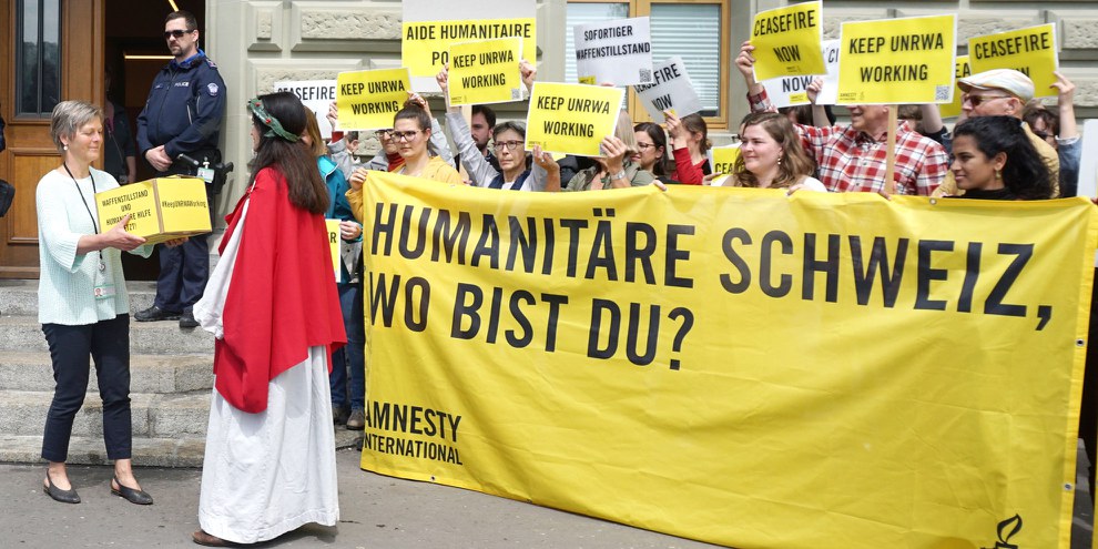«Helvetia», allégorie du droit international humanitaire, remet les signatures de la pétition à la Chancellerie fédérale. © Amnesty Suisse