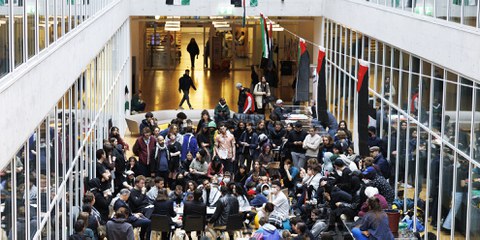 La mobilisation en lien avec le conflit à Gaza dans plusieurs universités suisses, comme ici à Lausanne, ne devrait pas faire l'objet de mesures obstructionnistes et répressives de la part des universités.  © Keystone, Noemi Cinelli