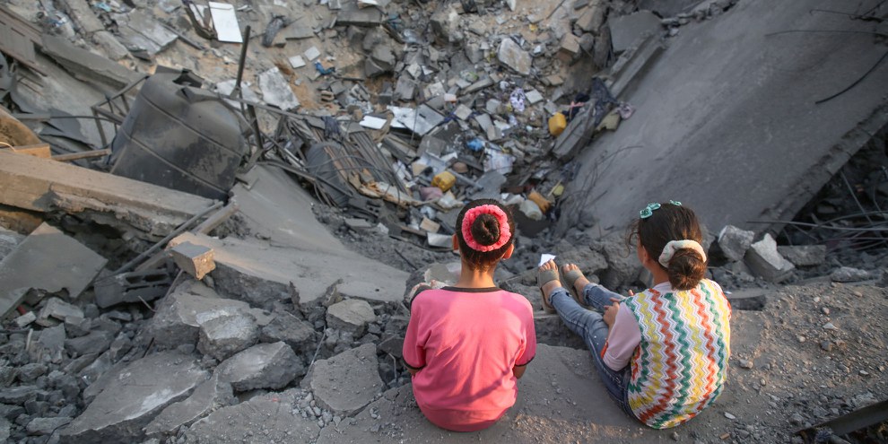 Deux enfants sur les décombres d'un foyer qui habritait 17 personnes, détruit en août à Gaza. © Majdi Fathi/NurPhoto