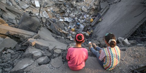 Deux enfants sur les décombres d'un foyer qui habritait 17 personnes, détruit en août à Gaza. © Majdi Fathi/NurPhoto