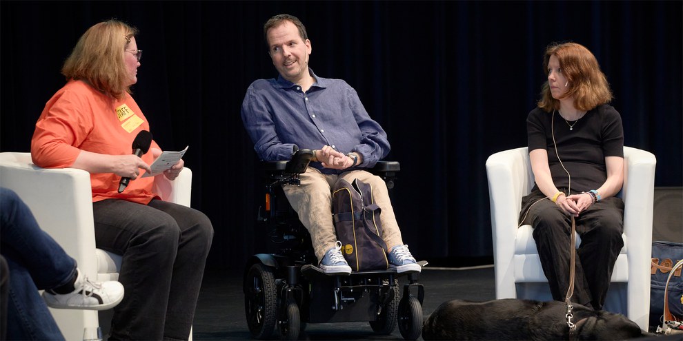 Alexandra Karle, présidente d'Amnesty Suisse (gauche), Sébastien Kessler, député au Grand Conseil vaudois (centre) et Karin Huber, membre du comité de l'initiative pour l'inclusion et du comité du réseau Avanti, pendant la table ronde sur l'initiative pour l'inclusion. © jakobineichen.ch