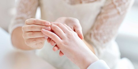 Les couples homosexuels sont aussi concernés par la pénalisation du mariage – mais sans bénéficier des mêmes droits que les couples hétérosexuels. © Syda-Productions / Shutterstock.com
