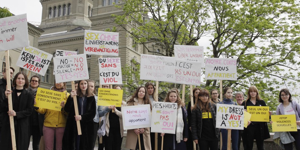 Des activistes d'Amnesty Suisse demandent une réforme pénale du viol devant le Palais fédéral à Berne, le 21 mai 2019. © AI Suisse