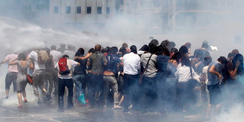 Des gaz lacrymogènes et des canons à eau ont été utilisés par la police. © REUTERS/Osman Orsal 