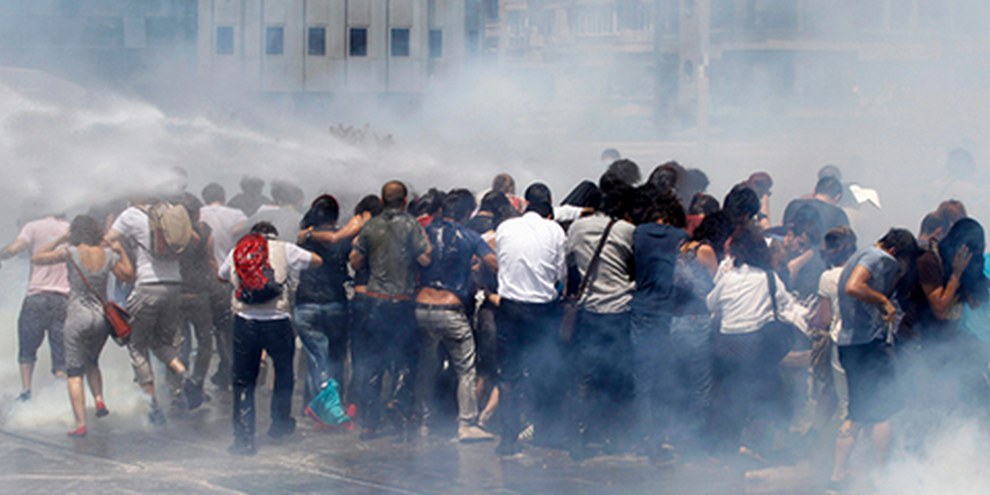 Des gaz lacrymogènes et des canons à eau ont été utilisés par la police. © REUTERS/Osman Orsal 