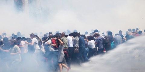 La police antiémeute a fait usage de gaz lacrymogènes et de canons à eau pour disperser les manifestants sur la place Taksim. © Eren Aytuğ/Nar Photos 