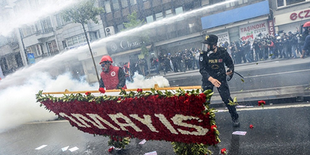 La police turque a fait usage de canon à eau et de gaz lacrymogènes pour disperser des manifestants non-violents. © BULENT KILIC/AFP/Getty Images 
