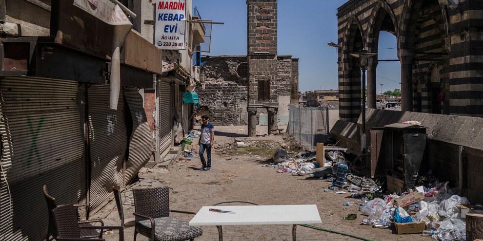 Bâtiments démolis par les affrontements entre le gouvernement turc et le parti des travailleurs du Kurdistan (PKK) à Sur, quartier central de Diyarbakir. © Guy Martin/Panos