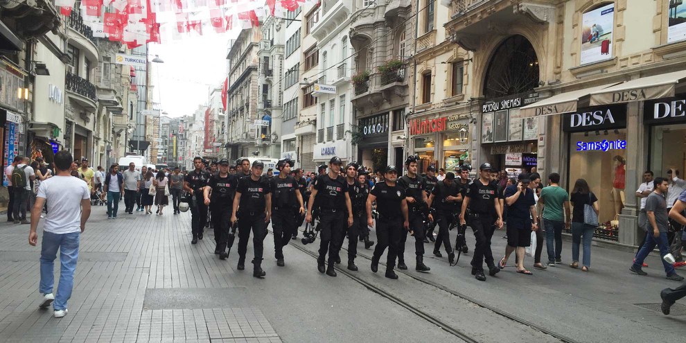 La fermeture de près de 400 ONG s'inscrit dans le cadre d'une politique systématique des autorités turques visant à réduire définitivement au silence toutes les voix critiques. © AFP/Getty Images