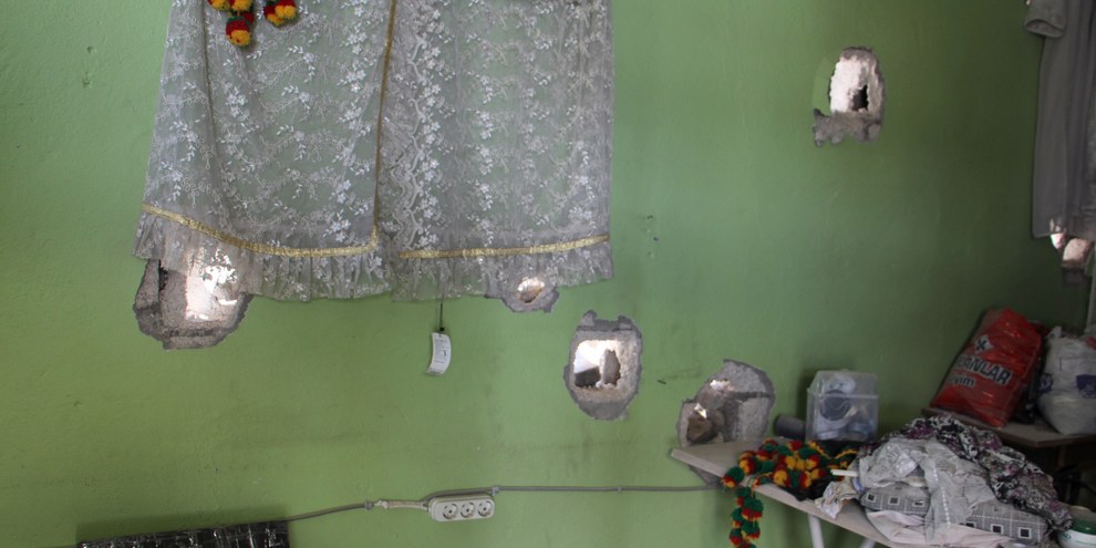 Tirs à l'arme lourde dans un salon à Cizre, septembre 2015. © Amnesty International