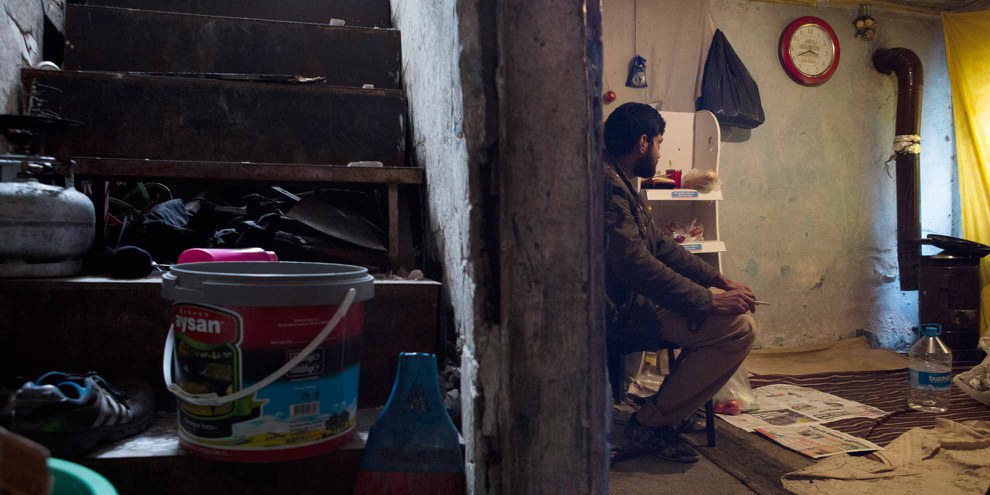Un demandeur d'asile afghan dans son abri d'Istanbul. Près de trois millions de réfugiés ne bénéficient d'aucune aide pour trouver un logement. © Amnesty International