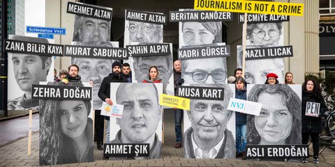 Des militant·e·s manifestent devant l'ambassade turque de Rotterdam pour exiger le respect de la liberté d'expression en Turquie. © Amnesty International / Marieke Wijntjes