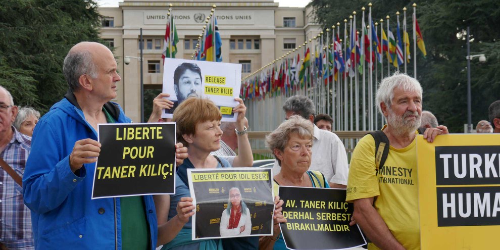 La société civile se mobilise également dans le monde entier. Des manifestations ont eu lieu dans de nombreux pays, ici à Genève le 10 juillet 2017. © Amnesty International
