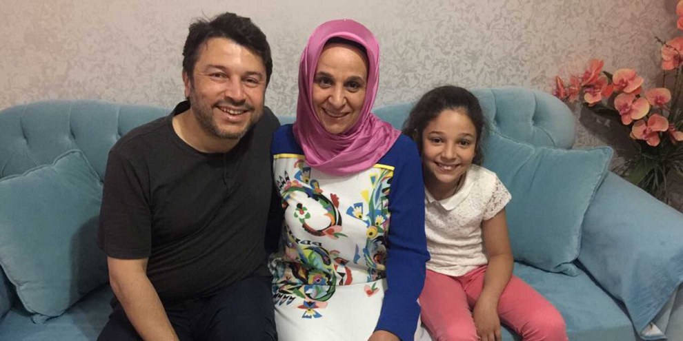 Séparé depuis une demi-année de sa famille: Taner Kiliç, président d'Amnesty Turquie, avec sa femme et sa fille.  © Amnesty International