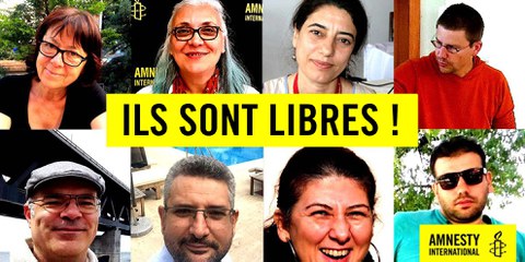 Les huit défenseurs des droits humains mis en libération conditionnelle le 25 octobre 2017, dont Idil Eser, présidente d'Amnesty Turquie. © Amnesty International